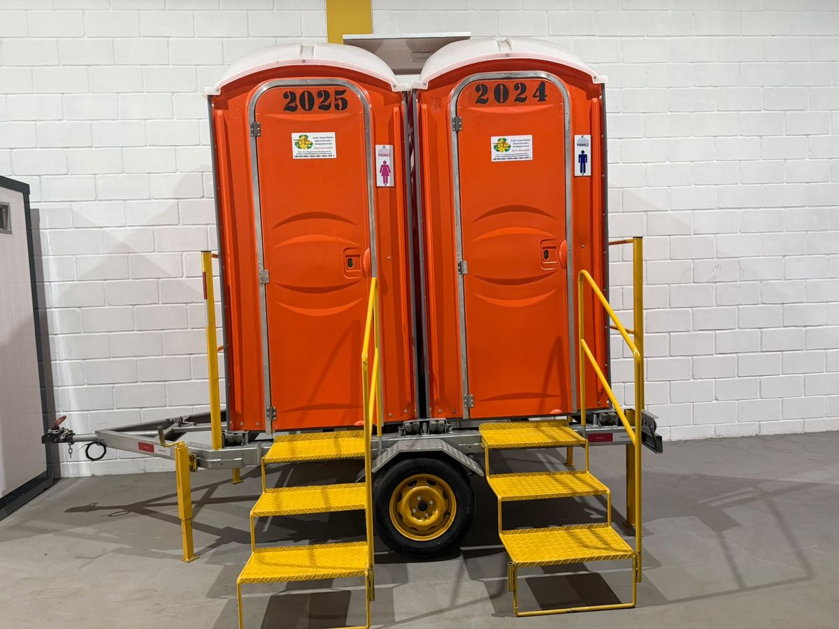 Duas cabines sanitárias em reboque, prontas para eventos